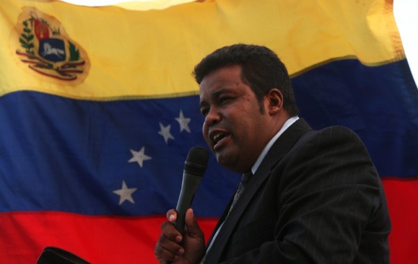 Un hombre habla durante un acto de oración por la salud del presidente venezolano, Hugo Chávez.
