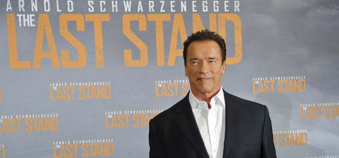 El exgobernador de California y actor Arnold Schwarzenegger posa.