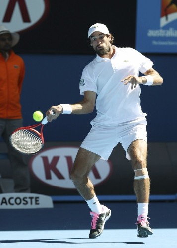 El tenista francés Jeremy Chardy, golpea la bola ante el británico Andy Murray durante el partido de cuartos de final del Abierto de Australia que ambos han disputado en Melbourne, Australia, el 23 de enero de 2013.