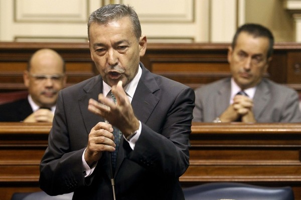 El presidente del Gobierno de Canarias, Paulino Rivero, durante una de sus intervenciones en el pleno del Parlamento.