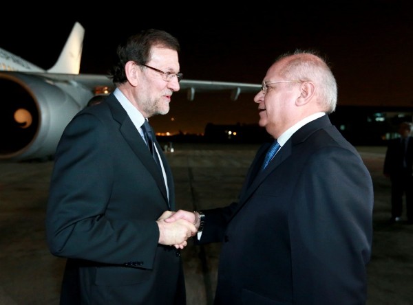 Mariano Rajoy (i)es recibido por el ministro peruano de Defensa, Pedro Cateriano (d), a su llegada al Grupo Aéreo Nº8 de la Fuerza Aérea en Lima (Perú).