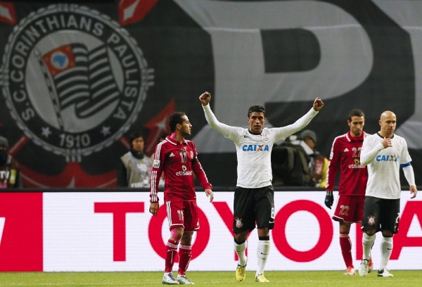 Paulinho (2i), del Corinthians, celebra la victoria de su equipo por 0-1 contra el Al Ahly egipcio durante la primera semifinal del Mundial de Clubes de Japón 2012, disputada en el estadio Toyota, en Toyota, Japón, hoy miércoles 12 de diciembre de 2012.