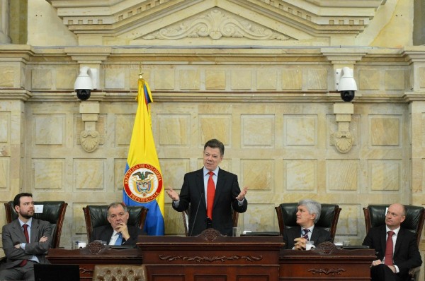 Fotografía cedida hoy, jueves 6 de diciembre de 2012, que muestra al presidente de Colombia, Juan Manuel Santos (c), durante su intervención en el Foro con motivo del Día Internacional de la Lucha contra la Corrupción, en Bogotá (Colombia.