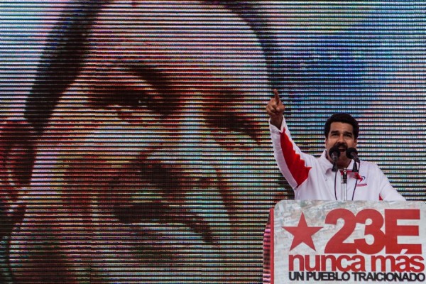 El vicepresidente de Venezuela Nicolás Maduro habla hoy, miércoles 23 de enero de 2013, durante un mitin que culminó una marcha en solidaridad con el presidente Hugo Chávez en Caracas (Venezuela). 