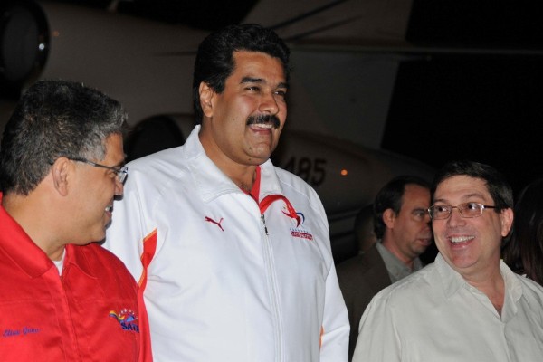 El vicepresidente venezolano, Nicolás Maduro (c), es recibido por el canciller cubano, Bruno Rodríguez (d), y el ministro de exteriores de Venezuela, Elías Jaua (i), hoy, miércoles 23 de enero de 2013, en el aeropuerto José Martí de La Habana (Cuba). 