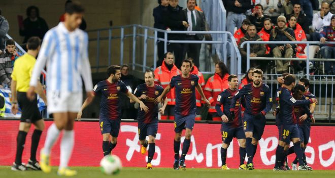 Los jugadores del Barcelona celebran su primer gol ante el Málaga.