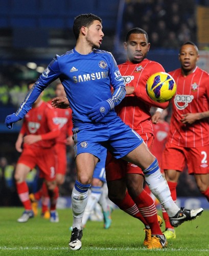 El jugador del Chelsea Eden Hazard (i).