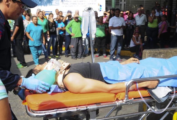 Fotografía cedida hoy, viernes 25 de enero de 2013, por el diario El Informador en la que se observan heridos llegando al hospital de Barquisimeto, Estado Lara (noroeste Venezuela). 