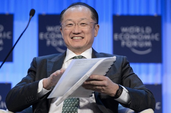 El presidente del Banco Mundial (BM), Jim Yong Kim, participa en una sesión de la 43ª reunión anual del Foro Económico Mundial en Davos, Suiza, el 25 de enero de 2013.