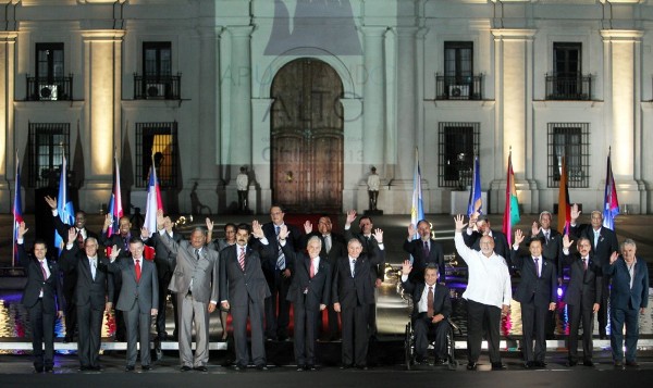 Los asistentes a la cumbre de la Comunidad de Estados Latinoamericanos y Caribeños (Celac), posan el domingo 27 de enero de 2013 para la fotografía de la cena oficial, en el Palacio de La Moneda, en Santiago de Chile. 