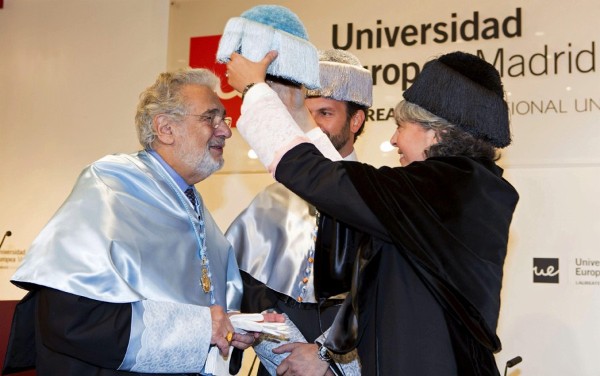 Fotografía facilitada por la Universidad Europea de Madrid que muestra al tenor Plácido Domingo, acompañado por la rectora de dicho centro, Águeda Benito, durante el acto en el que ha sido investido doctor honoris causa por esta universidad.