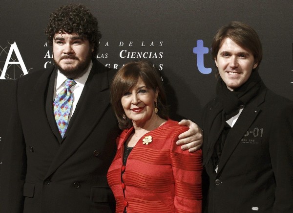 La actriz Concha Velasco, que recibirá el Goya de Honor, acompañada por sus hijos Paco (i) y Manuel, a su llegada a la tradicional 