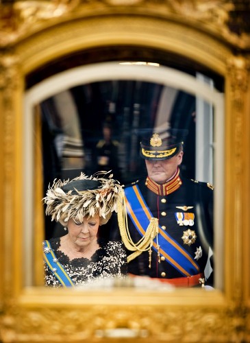 Fotografía de archivo fechada el 18 de septiembre de 2012 de la reina Beatriz de Holanda (i), junto a su hijo, el príncipe heredero Guillermo Alejandro, tras pronunciar un discurso en la inauguración del año parlamentario en La Haya, Holanda.
