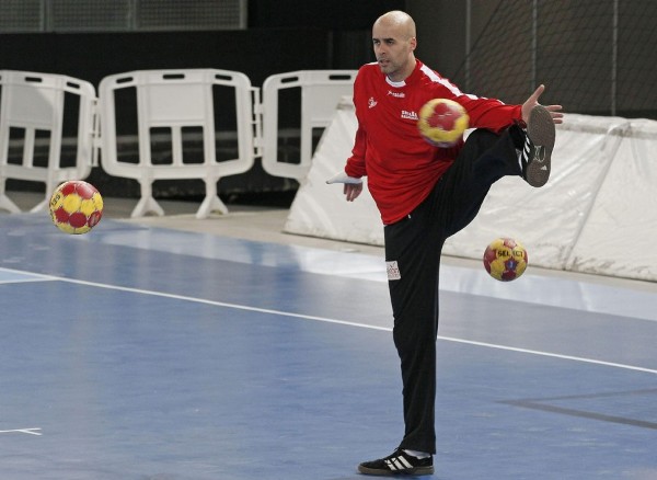 El portero de España José Manuel Sierra Méndez, durante un entrenamiento de la selección española de balonmano antes del Campeonato del Mundo España 2013.