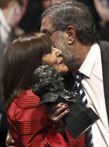 La actriz Concha Velasco recibe de manos del presidente de la Academia de Cine, Enrique González Macho, el Goya de Honor, durante la tradicional 