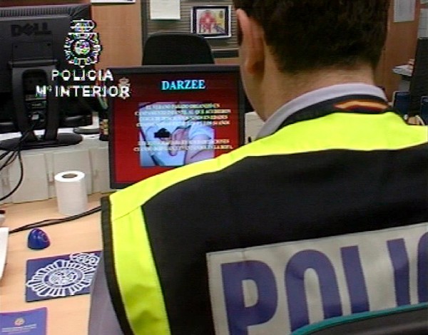 Un agente de la Brigada de Investigación Tecnológica (BIT) de la Comisaría General de Policía Judicial, observa imágenes de pornografía infantil.