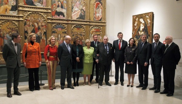 El presidente del Gobierno, Mariano Rajoy (5d), posa junto al coleccionista José Luis Várez Fisa (6d); la esposa de éste, María Milagros Benegas (6i); el director del Museo del Prado, Miguel Zugaza (2d); el presidente del Patronato del Museo, José Pedro Pérez-Llorca (d); el ministro de Educación y Cultura, José Ignacio Wert (4i); la alcaldesa de Madrid, Ana Botella (5i), y otros miembros del Patronato, durante el acto celebrado esta mañana en el Museo del Prado en el que la familia Várez Fisa ha donado a la pinacoteca el conjunto de obras más importante de arte español desde el Románico a los inicios del Renacimiento que se conserva en manos privadas.