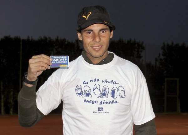 Fotografía facilitada por Alcer que muestra al tenista español Rafael Nadal, que ha confirmado su compromiso con la donación de órganos al renovar su carné de donante de la Asociación para la Lucha Contra las Enfermedades de Riñón Alcer de Baleares.
