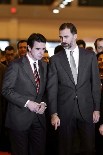  El Príncipe de Asturias, acompañado del ministro de Industria y Turismo, José Manuel Soria (i), durante la visita inaugural de la 33 edición de la Feria Internacional de Turismo de Madrid (Fitur 2013), que se prolongará hasta el próximo 3 de febrero.