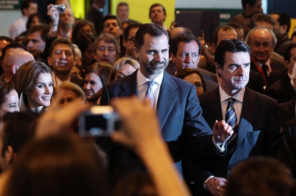 Los Príncipes de Asturias, acompañados del ministro de Industria y Turismo, José Manuel Soria (D), durante la visita inaugural de la 33 edición de la Feria Internacional de Turismo de Madrid (Fitur 2013) que se prolongará hasta el próximo 3 de febrero.