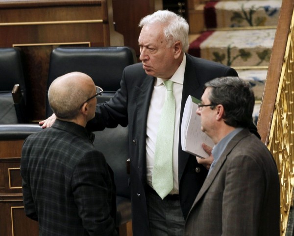 El ministro de Asuntos Exteriores, José Manuel García-Margallo (c) conversa con los diputados del grupo de la Izquierda Plural José Luis Centella (dcha) y Joan Coscubiela tras la sesión de control al Gobierno, esta mañana en el Congreso de los Diputados.