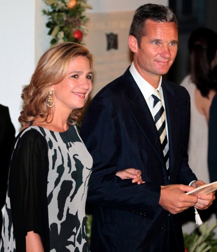 La Infanta Cristina y su esposo Iñaki Urdangarín posan para los medios.