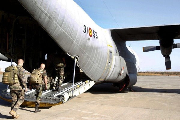 Fotografía facilitada por el Minsiterio de Defensa de los efectivos de las Fuerzas Armadas francesas subiendo al avión C-130 Hércules del Ejército del Aire español, con base en Dakar, para ser trasladados desde Dakar a Bamako.
