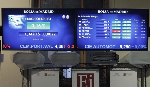 Pantallas instaladas en la Bolsa de Madrid que muestran la evolución de la prima de riesgo de los países europeos. 