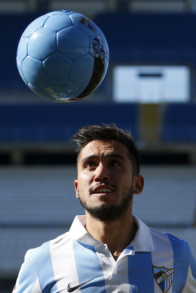 Pedro Morales, con el balón durante su presentación como nuevo jugador del Málaga CF hasta final de la actual temporada.