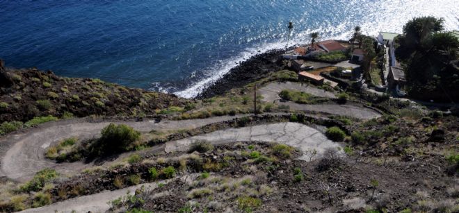 Este acceso a la playa de El Balayo está cerrado por el propietario privado de los inmuebles que se pueden ver a la izquierda, de forma que nadie puede acceder a esta parte del litoral de Igueste de San Andrés.
