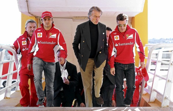 Los pilotos de Fórmula Uno, el español Fernando Alonso (d) y el brasileño Felipe Massa (i)conversan con el presidente de la escudería, Luca Cordero di Montezemolo.