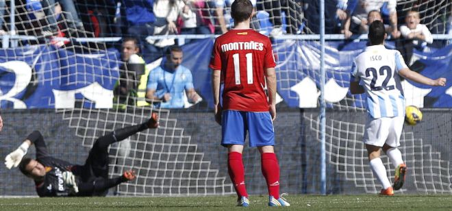 Isco marca un gol de penalti ante el portero del Zaragoza, Roberto Jiménez, en el encuentro de Liga del pasado domingo.