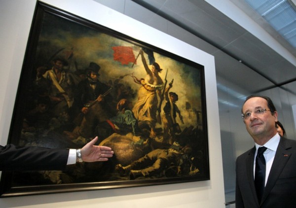 El presidente francés, François Hollande (d), pasa al lado de la obra 