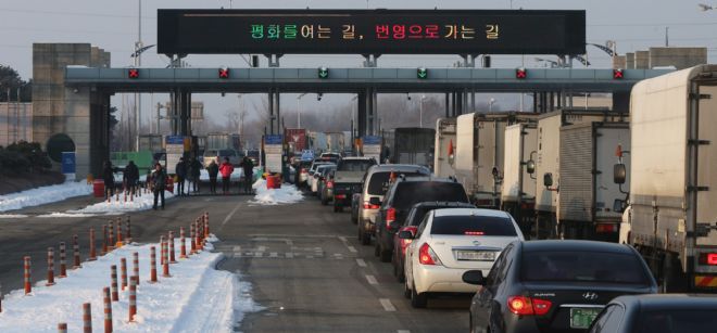 Vista de varios vehículos dirigiéndose al complejo industrial entre coreas, en Paju (Corea del Sur) y la fronteriza norcoreana Kaesong.