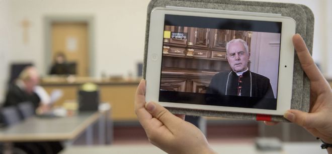 Vista de una tableta que muestra una entrevista hecha al obispo lefebriano Richard Williamson.