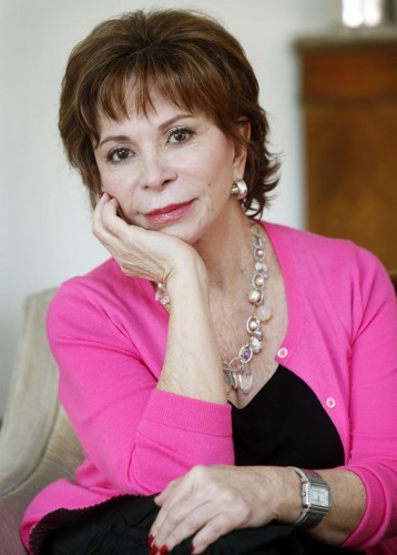 La escritora chilena Isabel Allende posa durante una entrevista con la agencia EFE en Santiago de Chile (Chile). 