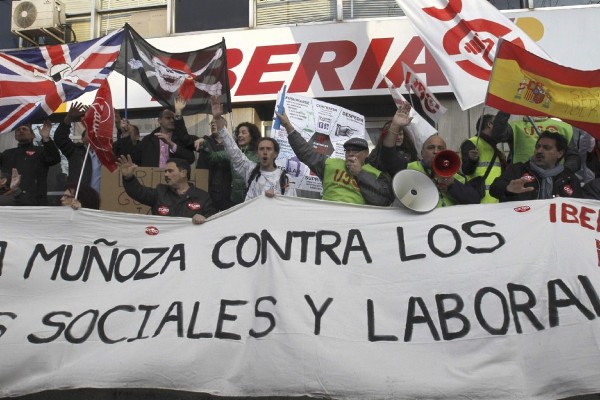 Decenas de trabajadores de Iberia concentrados ante la sede principal de la compañía, en Madrid, en protesta contra el plan de reestructuración de la aerolínea, que incluye 3.807 despidos. 