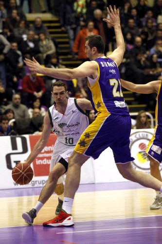 El escolta de Unicaja Txemi Urtasun (i) con el balón ante el pívot del Blancos de Rueda Nedzad Sinanovic durante el partido de la vigésimo segunda jornada de Liga ACB disputado esta tarde en el pabellón Pisuerga.