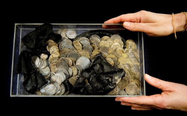 Vista de varias de las 477 monedas de plata antiguas encontradas durante una excavación arqueológica en Rotterdam, Holanda hoy 22 de febrero de 2013. 