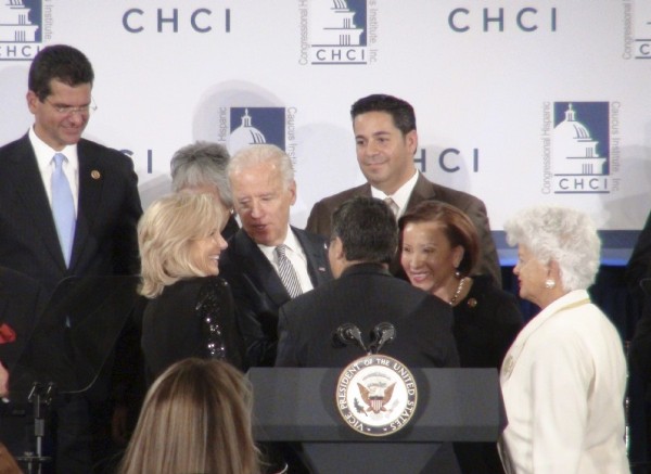 El vicepresidente estadounidense, Joe Biden (c), asiste a la ceremonia de bienvenida de los nuevos miembros del caucus hispano del Congreso, en Washington DC (EE.UU.). 
