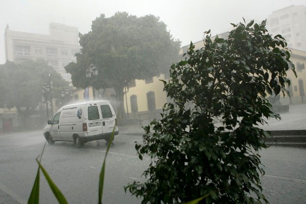 Canarias seguirá en alerta hasta el martes por lluvias fuertes.