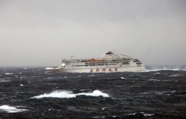 En la foto, el barco de la compañía Armas en su trayecto entre Tenerife y La Palma justo antes de que se decretara el cierre del puerto palmero.