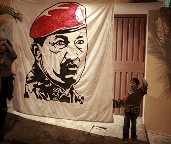 Manta con la imagen del fallecido presidente venezolano, Hugo Chávez en la entrada de la Embajada de Venezuela en Tegucigalpa (Honduras.