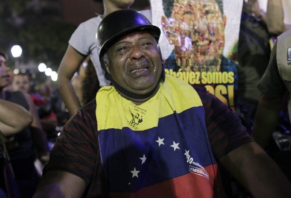 Un seguidor del presidente venezolano, Hugo Chávez, llora en la Plaza Bolívar de Caracas.