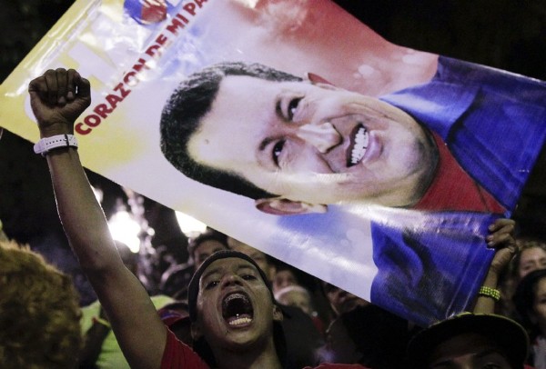 Un seguidor del presidente venezolano, Hugo Chávez, grita consignas en la Plaza Bolívar de Caracas,.