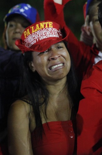Una seguidora del presidente venezolano, Hugo Chávez, llora en la Plaza Bolívar de Caracas.
