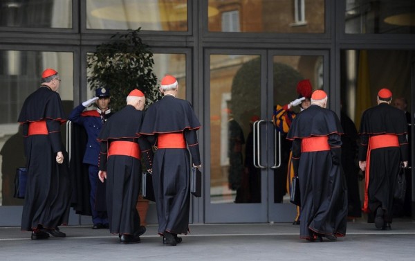 Varios cardenales llegan para participar en la congregación preparatoria del cónclave que elegirá al sucesor de Benedicto XVI.