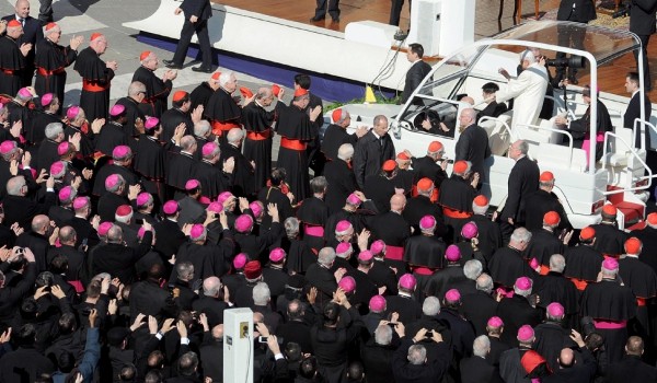 El papa Benedicto XVI saluda desde el papamóvil a los cardenales y otras figuras eclesiásticas congregados en la plaza de San Pedro, en la Ciudad del Vaticano el miércoles 27 de febrero de 2013. 