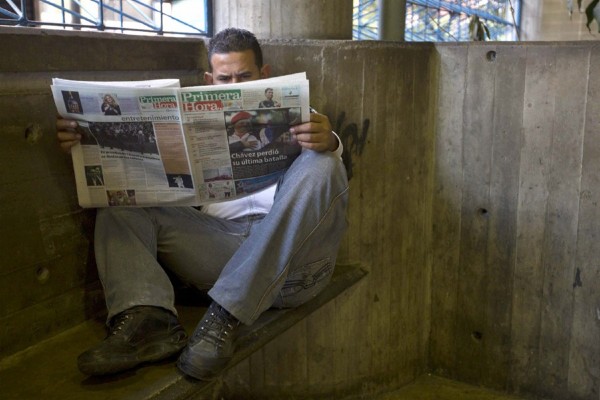 Un hombre lee en Caracas un diario que dedica su primera página al fallecimiento del presidente Hugo Chávez, acaecida ayer. 