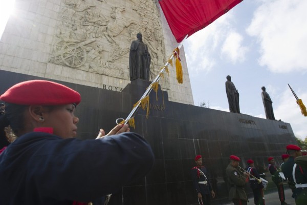 La Fuerza Armada Nacional Bolivariana (FANB) de Venezuela comenzó la despedida a Chávez, con 21 cañonazos de salva a las 8.00 hora local (12.30 GMT) y anunció que 